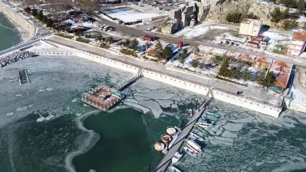 Son dakika haber | EĞİRDİR GÖLÜ'NDE BUZ TABAKASINDAKİ ÖRDEKLER HAVADAN GÖRÜNTÜLENDİ