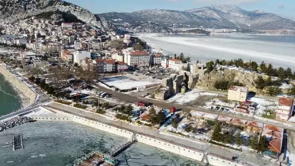 Son dakika haber | EĞİRDİR GÖLÜ'NDE BUZ TABAKASINDAKİ ÖRDEKLER HAVADAN GÖRÜNTÜLENDİ