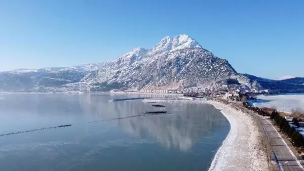 Son dakika haber | EĞİRDİR GÖLÜ'NDE BUZ TABAKASINDAKİ ÖRDEKLER HAVADAN GÖRÜNTÜLENDİ