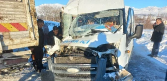 Malatya'da kamyonla çarpışan minibüsteki 2 yolcu yaralandı