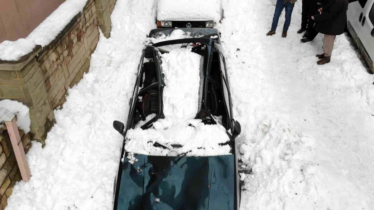 Tavanına kar kütlesi düşen araç pert oldu! O anlar kamerada