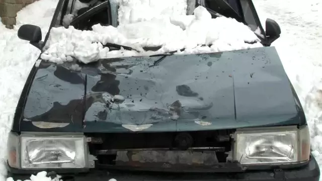 Tavanına kar kütlesi düşen araç pert oldu! O anlar kamerada