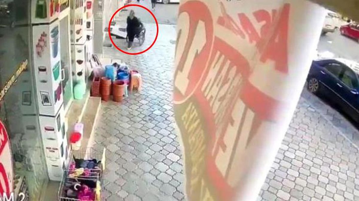 Pes dedirten hırsızlık! Biri tekerlekli sandalyeye oturdu, diğeri arkadan itti
