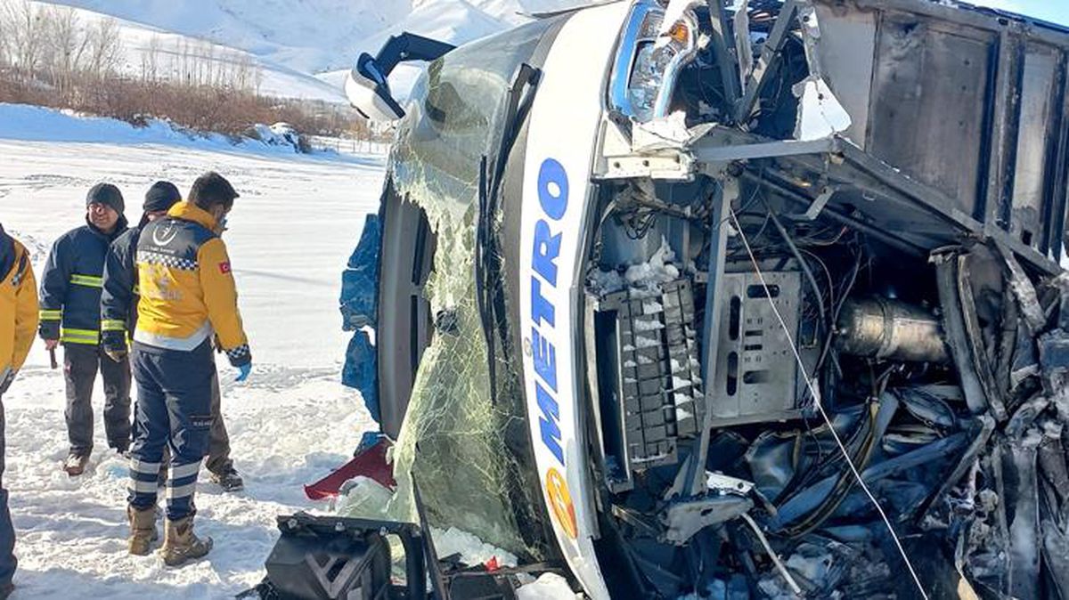 Van'da kontrolden çıkan yolcu otobüsü devrildi: 2'si ağır 9 yaralı