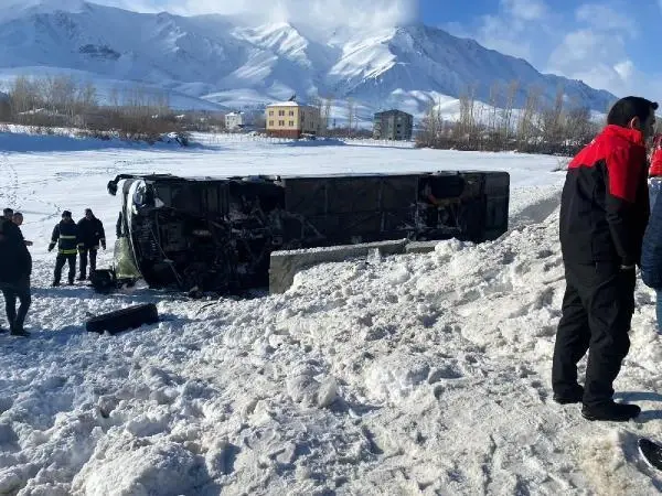 Van'da yolcu otobüsü devrildi: 2'si ağır, 9 yaralı