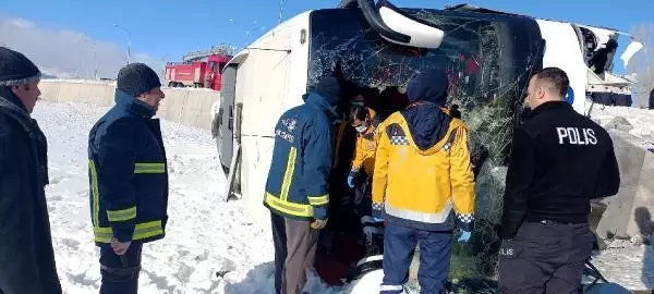 Van'da yolcu otobüsü devrildi: 2'si ağır, 9 yaralı