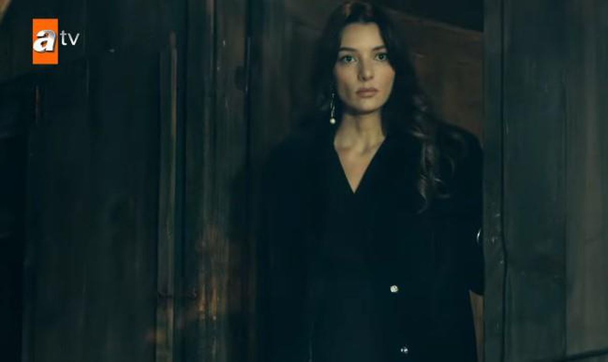 Yalnız Kurt Esra kimdir, kim canlandırıyor? Esra Türkmen (Damla Colbay) kimdir, kaç yaşında, nereli, rol aldığı diziler nelerdir?