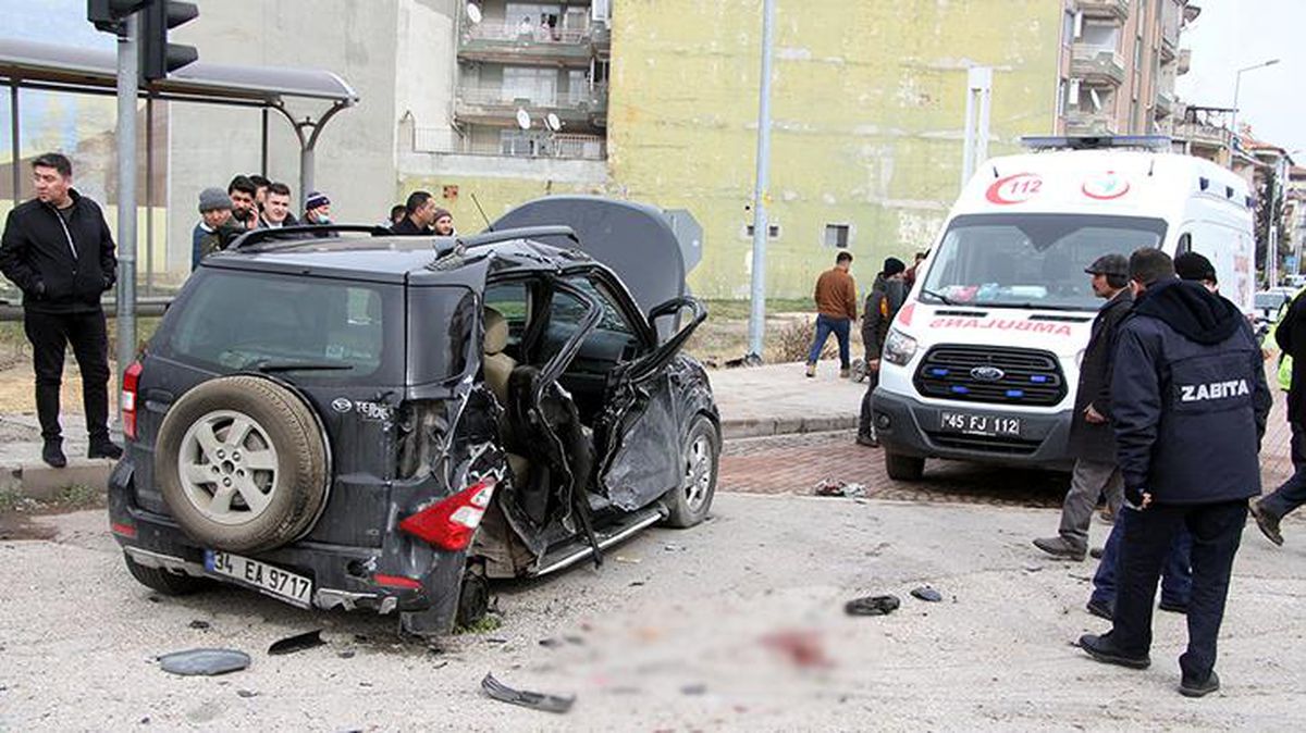 Cenaze töreninden dönen araç kaza yaptı: 1 ölü, 3 ağır yaralı