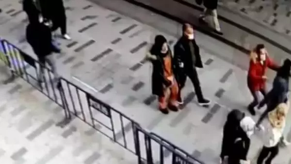 İstiklal Caddesi'nde film görüntülerini aratmayacak anlar! Şüpheliyi üzerine atlayarak yakaladılar