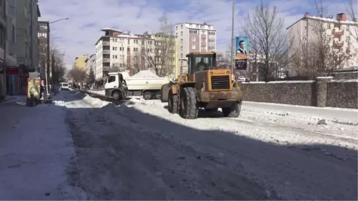 Kent merkezinde karlar kamyonlarla şehir dışına taşınıyor