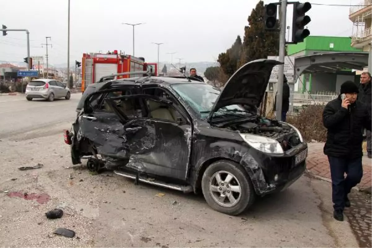 Manisa'da cenaze dönüşü kaza: 3 yaralı