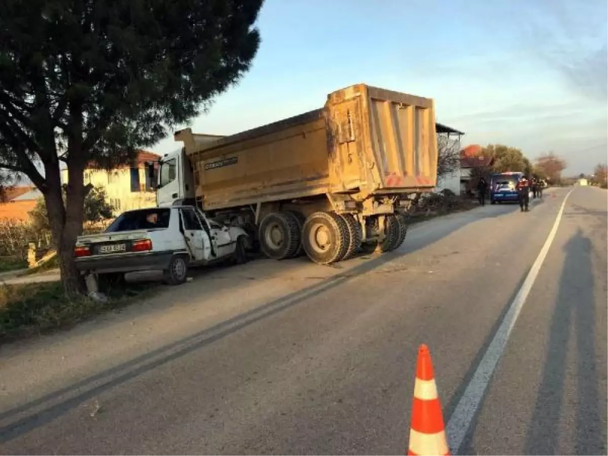Sollamak istediği hafriyat kamyonuna çarptı: 1 ölü, 2 yaralı