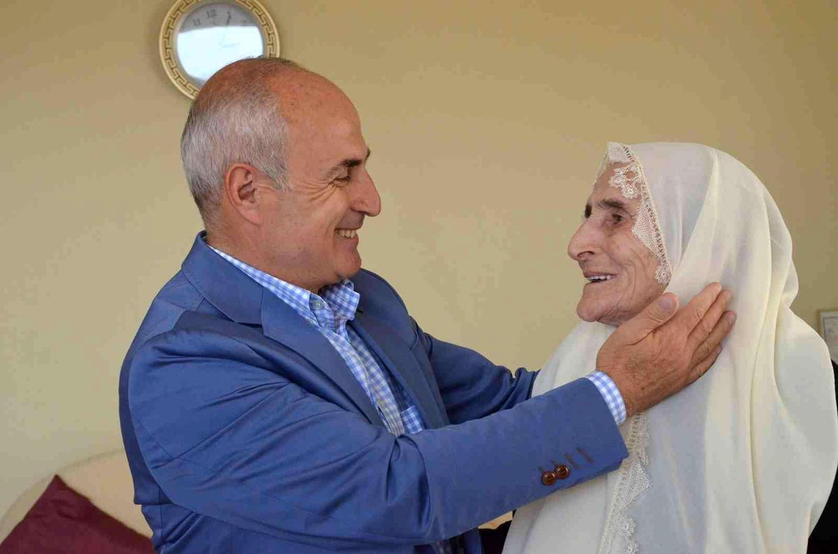 Başkan Akgün'ün anne acısı - Haberler
