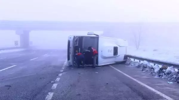 İstanbul'da polisleri taşıyan servis minibüsü devrildi: 2'si ağır 10 yaralı var