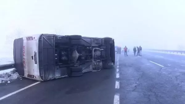 İstanbul'da polisleri taşıyan servis minibüsü devrildi: 2'si ağır 10 yaralı var
