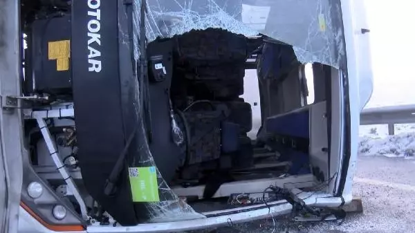 İstanbul'da polisleri taşıyan servis minibüsü devrildi: 2'si ağır 10 yaralı var