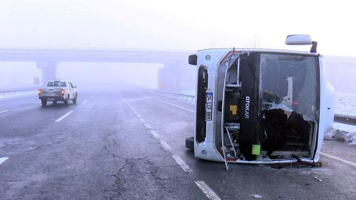 İstanbul'da polisleri taşıyan servis minibüsü devrildi: 2'si ağır 13 yaralı var