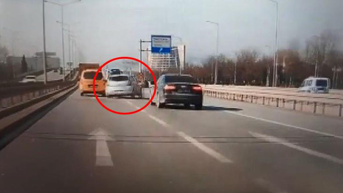 Makas atarken kontrolü kaybeden sürücü bariyerlere çarptı