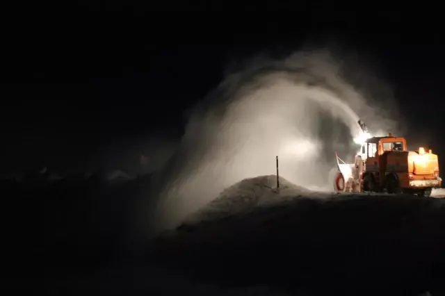 Kar nedeniyle ulaşıma kapanan yolda çalışmalar sürüyor