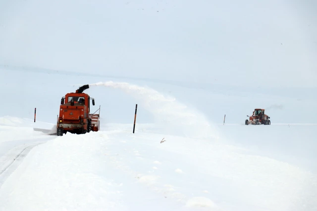 Kar nedeniyle ulaşıma kapanan yolda çalışmalar sürüyor