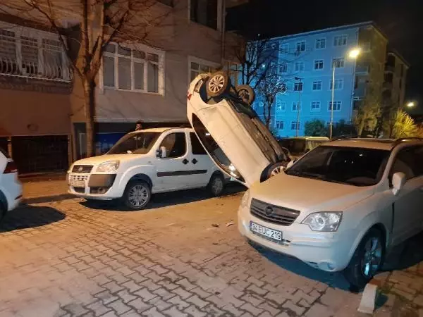 Bahçelievler'de park halindeki araçlara çarpan otomobil dik şekilde asılı kaldı