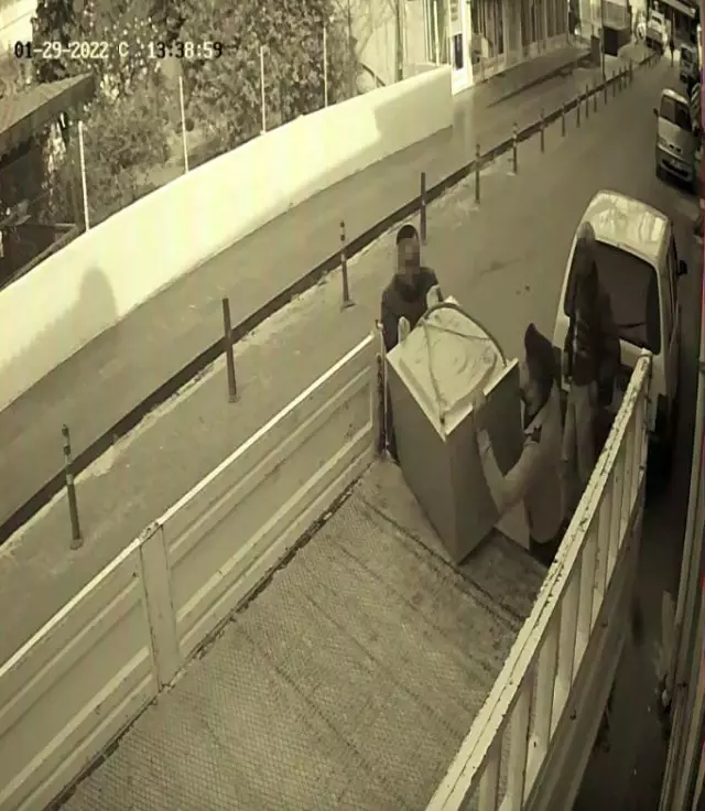 Böyle yüzsüz hırsız görülmedi! Gözüne kestirdiği dükkanı kamyon tutup boşalttı, komşuya da hamallık yaptırdı