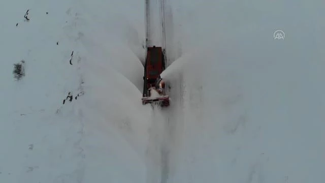 Kar nedeniyle ulaşıma kapanan yolda çalışmalar sürüyor