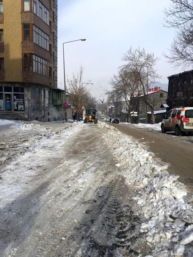 Kars'ta karla mücadele sürüyor