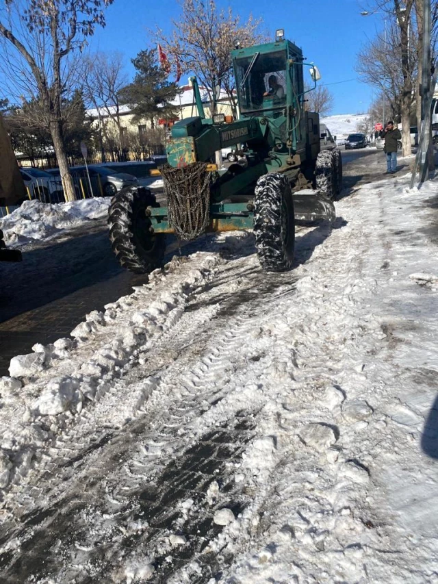 Kars'ta karla mücadele sürüyor