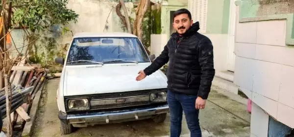 Satın aldığı 1979 model otomobili, bulunduğu bahçeden vinç yardımıyla çıkardı