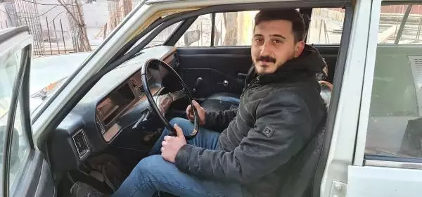 Satın aldığı 1979 model otomobili, bulunduğu bahçeden vinç yardımıyla çıkardı