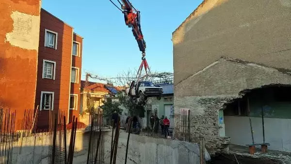 Satın aldığı 1979 model otomobili, bulunduğu bahçeden vinç yardımıyla çıkardı