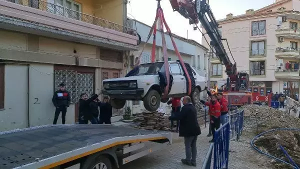 Satın aldığı 1979 model otomobili, bulunduğu bahçeden vinç yardımıyla çıkardı