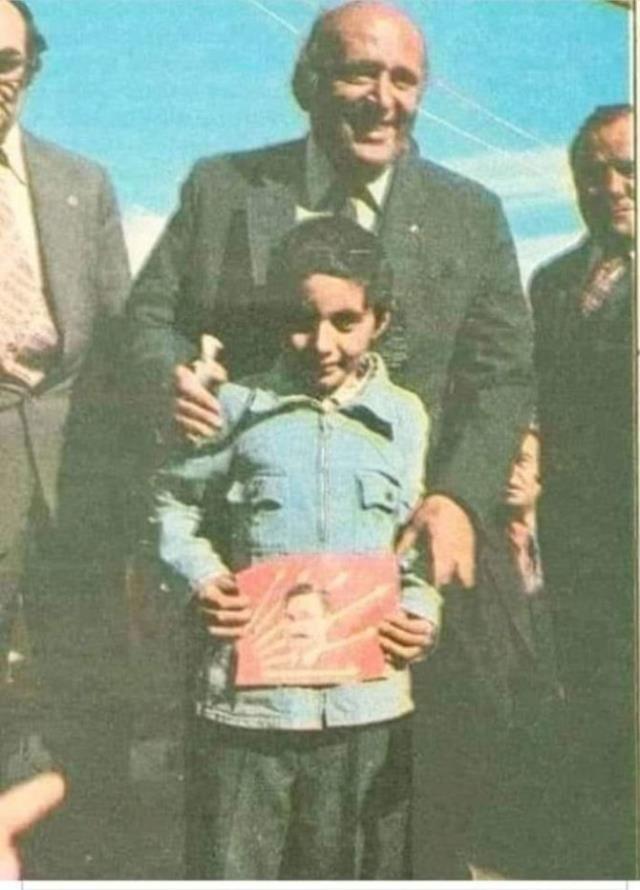 Süleyman Demirel'in Bülent Ecevit fotoğrafı taşıyan çocukla kameralara verdiği poz yeniden gündem oldu