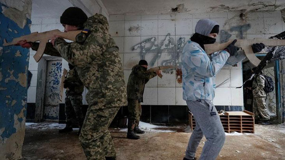 Ukrayna'da resmen savaşa hazırlık gibi hamle! Vatandaşlara silah kullanmayı öğretiyorlar