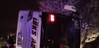 AFYONKARAHİSAR - Devrilen yolcu otobüsündeki 6 kişi yaralandı