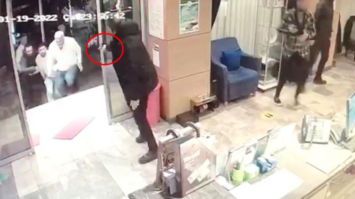 'Sevgilime neden baktın' kavgası! Oteldeki çatışma anbean kamerada