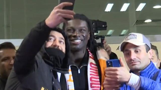 Gomis, İstanbul'a geldi! Ayağının tozuyla ilk sözleri Galatasaray taraftarını mest etti Gomis, İstanbul'a geldi! Ayağının tozuyla ilk sözleri Galatasaray taraftarını mest etti