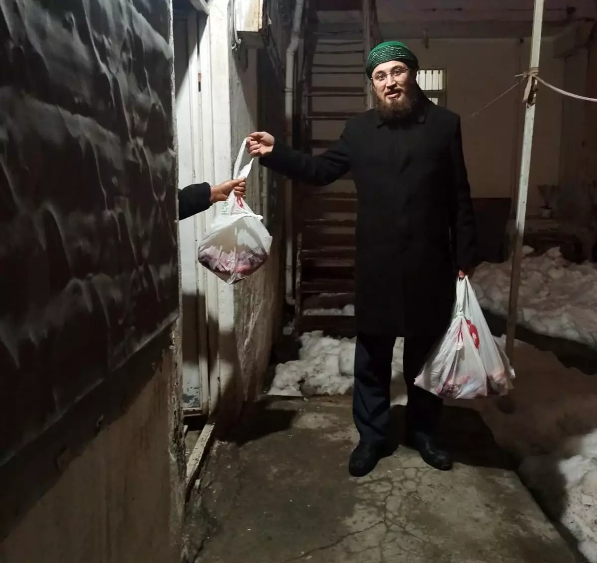 Kesilen kurban etleri kapı kapı dağıtılıyor