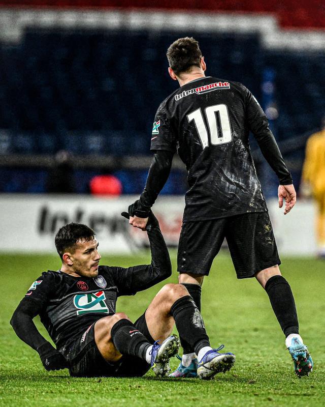 Messi ilk kez 10 numarayı giydi, PSG yıllar sonra perişan oldu! Çeyrek finali göremediler Messi ilk kez 10 numarayı giydi, PSG yıllar sonra perişan oldu! Çeyrek finali göremediler