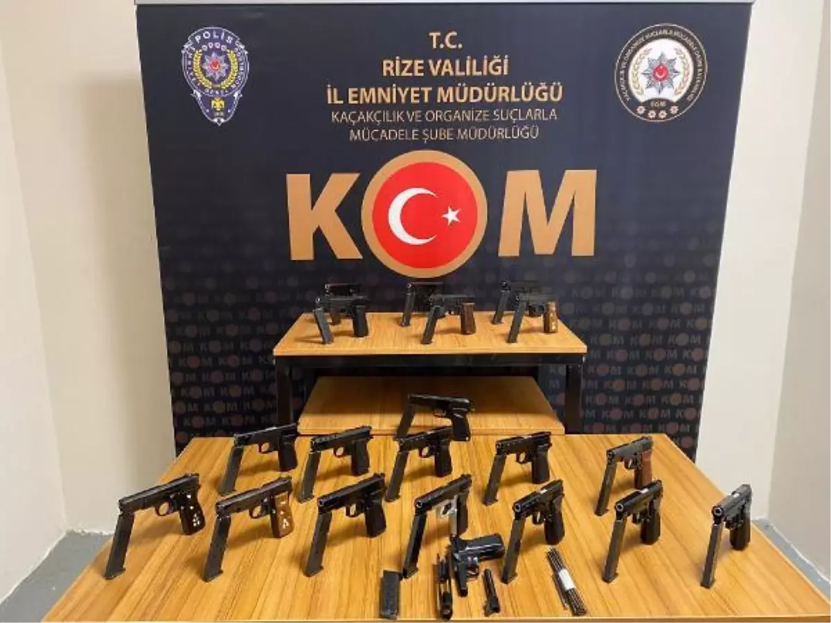 Otobüste yapılan aramada valizinden 20 tabanca çıkan yolcu tutuklandı