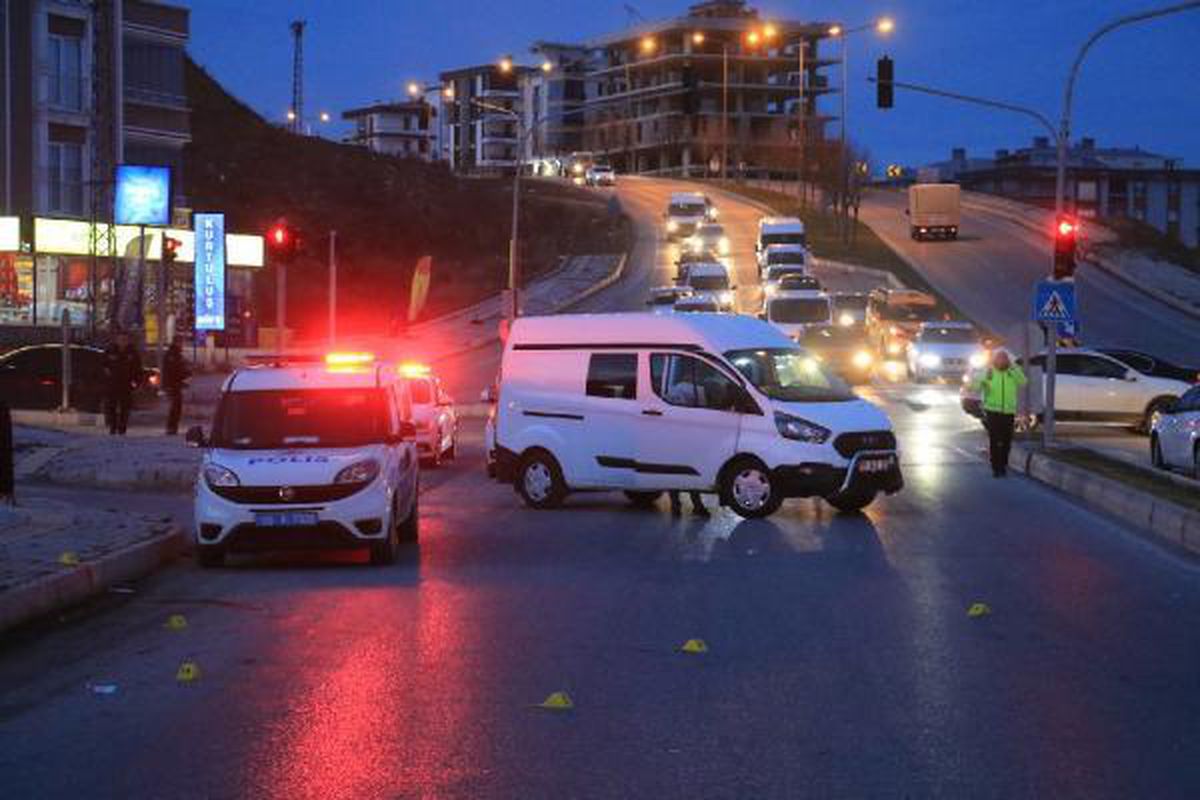 Esrarengiz olay! Aracıyla kırmızı ışıkta beklediği sırada kurşun yağmuruna tutuldu