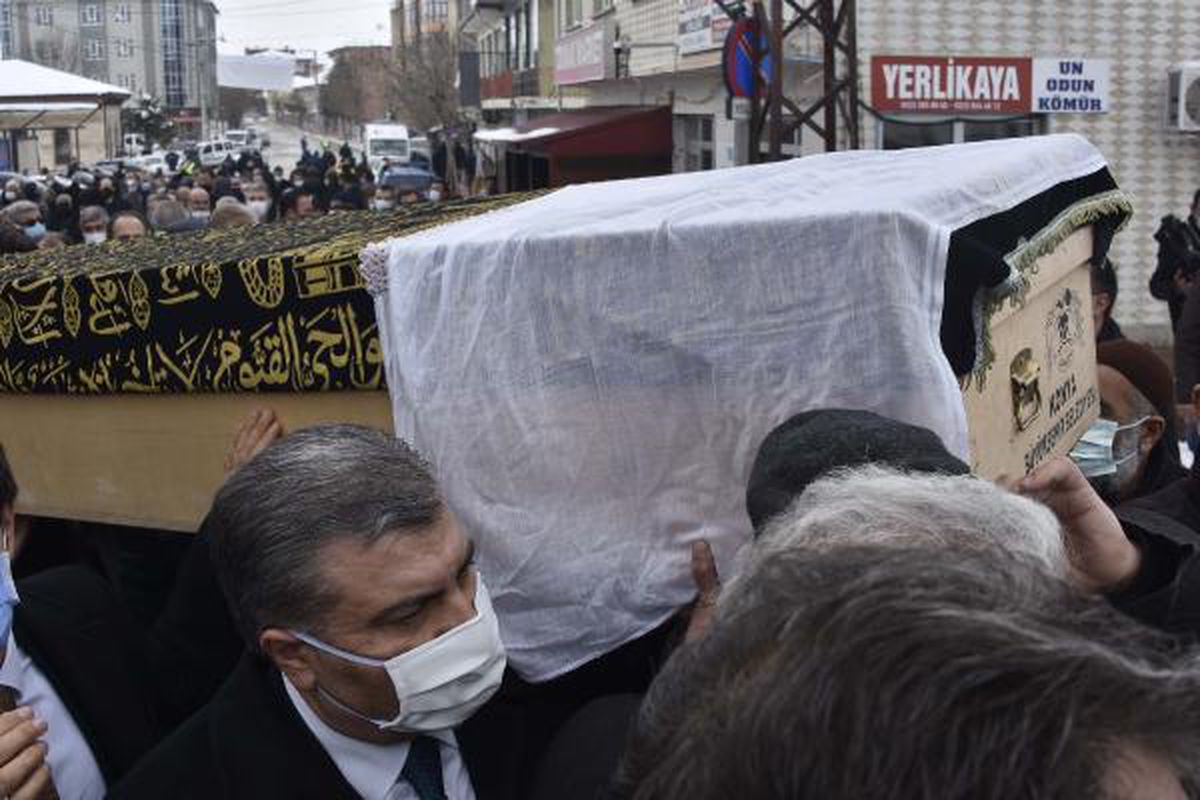 Sağlık Bakanı Koca'nın acı günü! Önce tabuta omuz verdi, sonra taziyeleri kabul etti