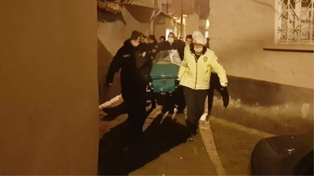 Yaşlı adam evin bahçesinde iple kendini astı