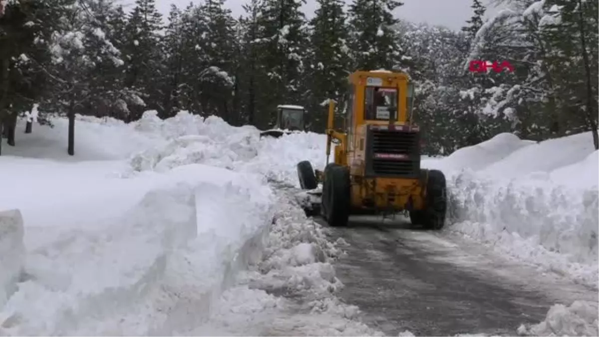 ANTALYA'DA EKİPLER KARDA MAHSUR KALANLARI KURTARDI