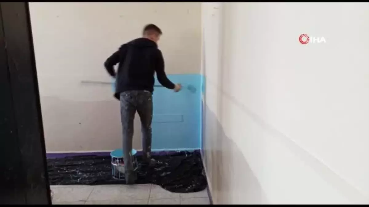Bağışlanan 3 ton boyayla okullar boyanmaya başladı