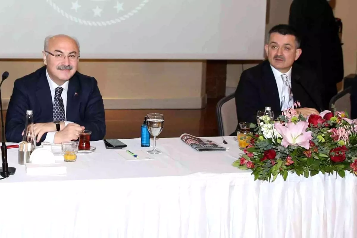 Tarım ve Orman Bakanı Pakdemirli, İzmir'de gazetecilerle bir araya geldi