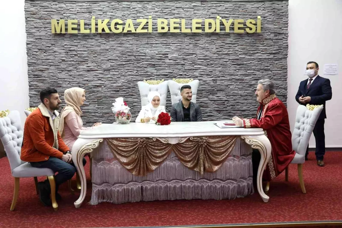 Çiftler '02.02.2022'de nikah kıydırdı