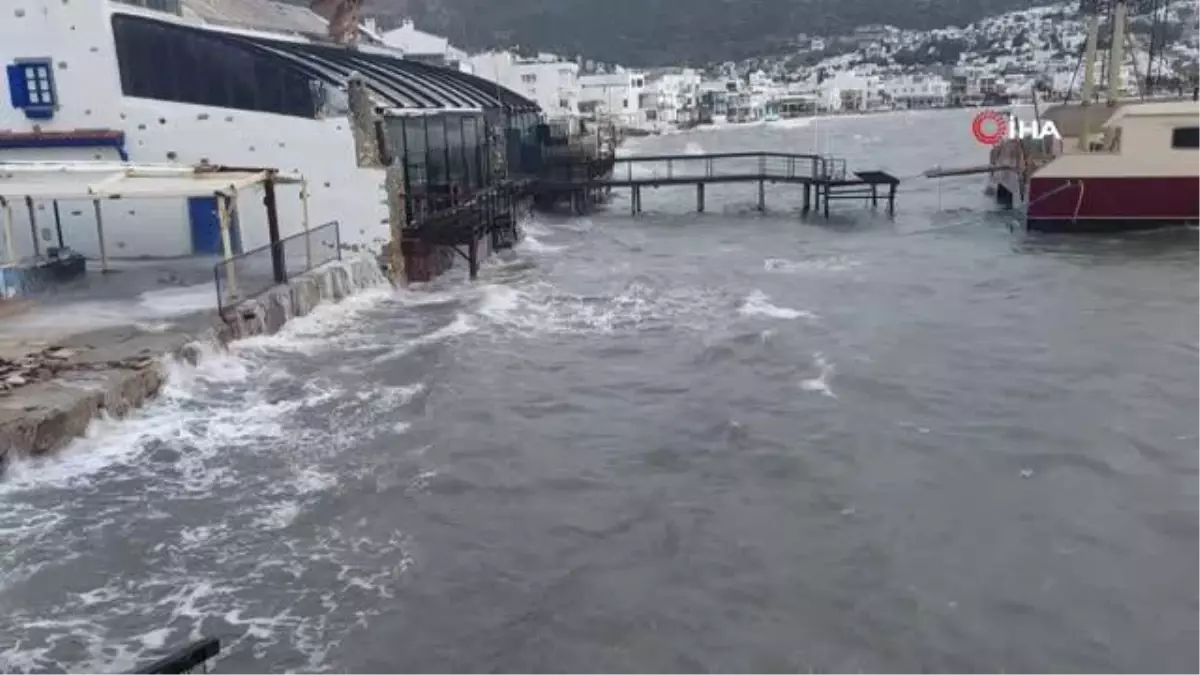Bodrum'u fırtına vurdu... Milyon dolarlık yat denize gömüldü, bazı teknelerse karaya oturdu