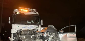 Bursa'da tırla otomobilin kafa kafaya çarpıştığı kaza anı kamerada